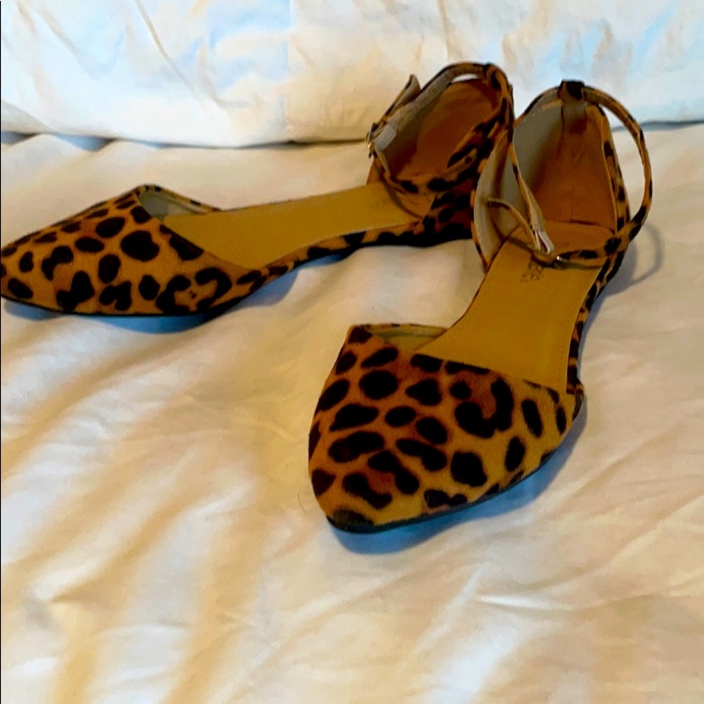 Leopard print flat